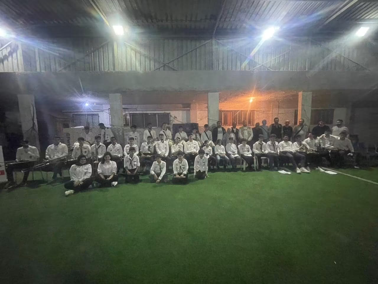 أعضاء أليسار مجتمعون داخل المقر قبل تدميره